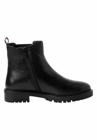 Botas de cuero negro hasta el tobillo con cremallera lateral, punta redondeada y suela de goma resistente con tacos pronunciados para mayor tracción.