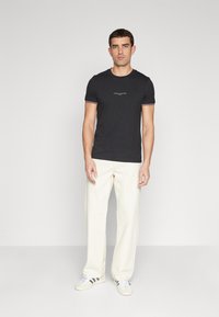 Tommy Hilfiger LOGO TIPPED TEE - Pamata T-krekls - black