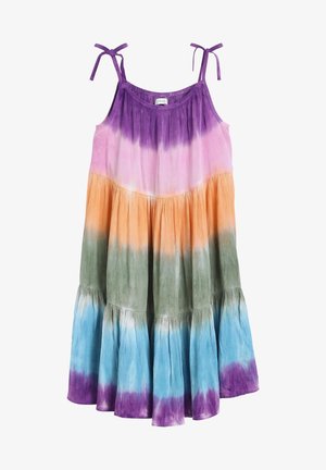 Bezrękawna, warstwowa sukienka na lato z wiązanymi ramiączkami, ozdobiona poziomymi pasami tie-dye w kolorach fioletowym, różowym, pomarańczowym, zielonym, niebieskim i fioletowym przy brzegu.