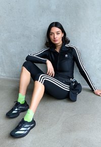 Løpesko for vei - core black/iron metallic