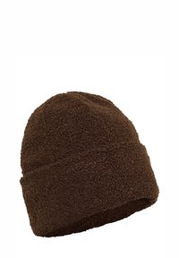 Brązowa czapka z polaru z teksturowaną powierzchnią i podwiniętym brzegiem. Materiał wydaje się miękki i ciepły, idealny na zimne dni.