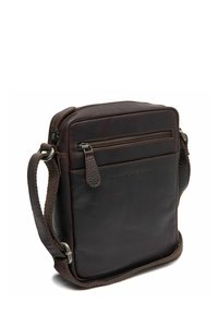 Borsa a tracolla in pelle marrone con chiusura a cerniera, tasca frontale e tracolla regolabile. Texture liscia, forma rettangolare.