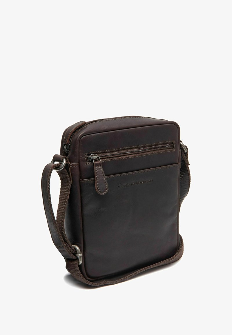 Borsa a tracolla in pelle marrone con chiusura a cerniera, tasca frontale e tracolla regolabile. Texture liscia, forma rettangolare.