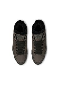 Sneaker in pelle grigia con un morbido rivestimento in pelliccia nera, lacci neri, dettagli metallici e design a punta arrotondata.