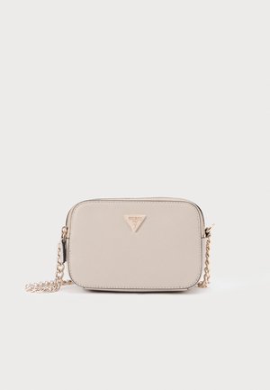 Beige ristiin kantava laukku, jossa on jämäkkä muotoilu, teksturoidusta materiaalista, kultaiset ketjusangassa ja etuosassa kolmion muotoinen logokoriste.