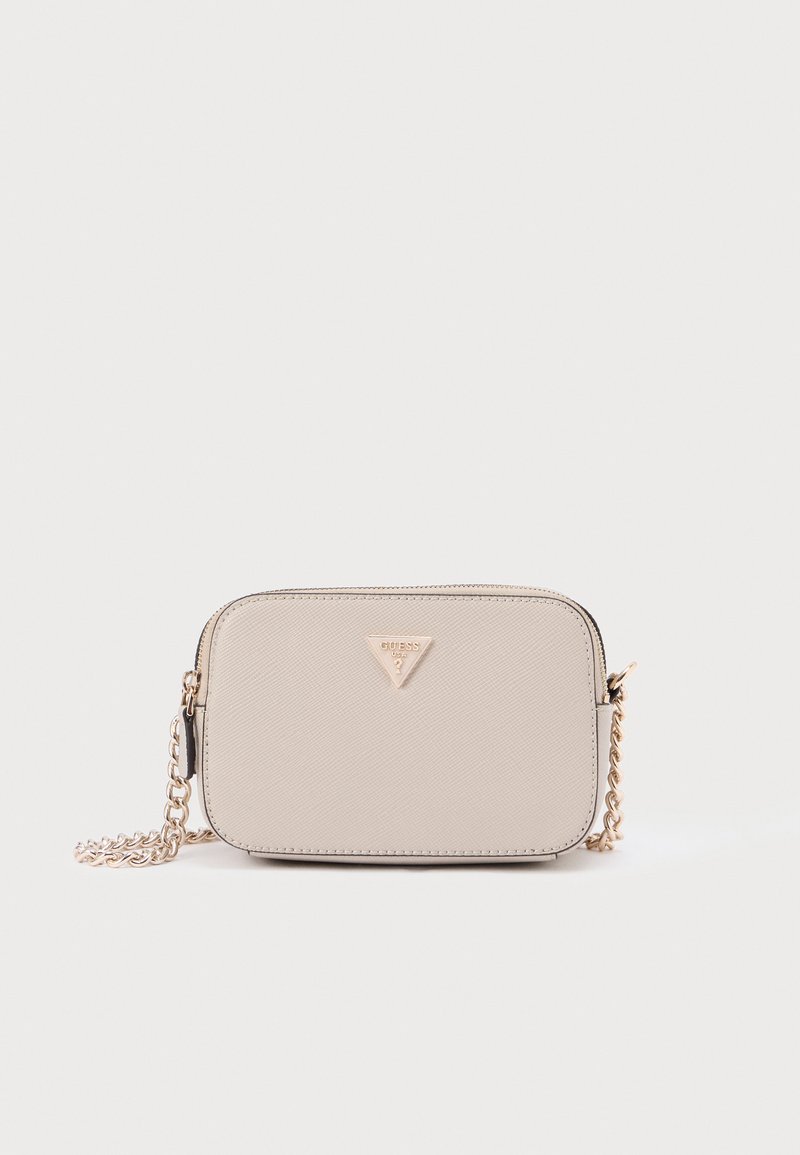 Μπεζ τσάντα χιαστί με δομημένο σχεδιασμό, υλικό με υφή, λουρί από αλυσίδα σε χρυσό τόνο και τριγωνικό λογότυπο μπροστά.