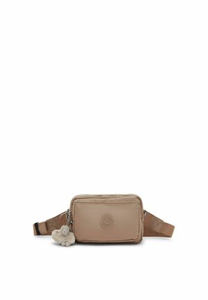 Piccola borsa a tracolla rettangolare beige con tracolla regolabile e portachiavi a forma di animale in peluche attaccato alla cerniera.