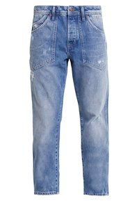 Vaaleansiniset farkut, joissa on rento istuvuus, etupaneelin taskut, lievää kulutusta sekä nappikiinnitys vyötäröllä.