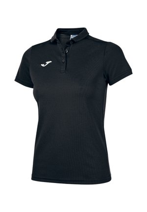 Černé polo tričko s krátkým rukávem, límečkem, třemi knoflíky a malým bílým logem na levé straně hrudi.