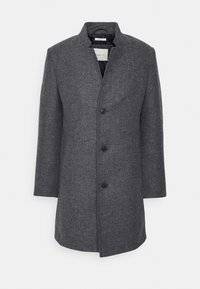 Cappotto grigio a spina di pesce con colletto alto, bottoni frontali e maniche lunghe. Realizzato in tessuto testurizzato con un design elegante e minimalista.