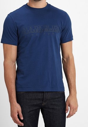 Mørkeblå bomuld t-shirt med korte ærmer og rund hals, med et diskret mørkt logo design midt på fronten. Glat tekstur.