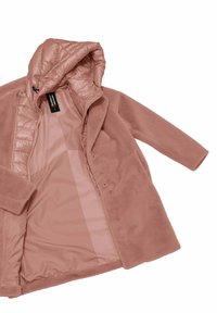 Cappotto di pile rosa con cappuccio e fodera trapuntata liscia, dotato di chiusura con un solo bottone e maniche lunghe. Texture morbida in tutto il capo.