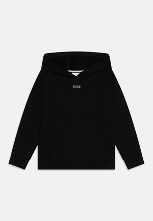 Hoodie noir en tissu doux, avec une poche kangourou à l'avant, des poignets côtelés et le mot "BOSS" brodé en blanc sur la poitrine.