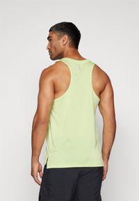 Under Armour LAUNCH - Toppi - morph green