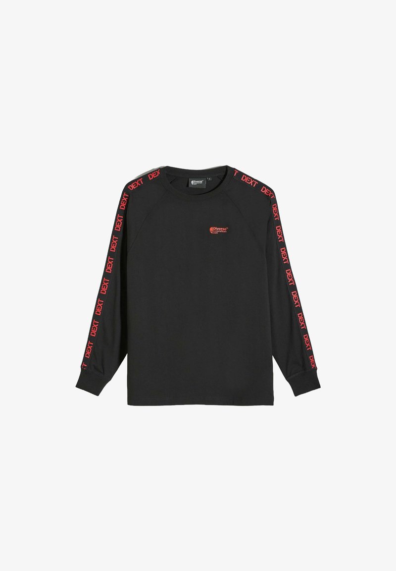 Czarna koszulka z długim rękawem z czerwonymi oznaczeniami na rękawach i małym logo na klatce piersiowej. Wykonana z miękkiego, komfortowego materiału.