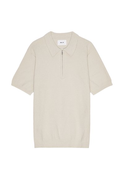 Beige kortærmet polo med lynlås i halsen, lavet af strikket stof, med en tekstureret overflade og et klassisk kravedesign.