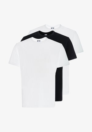 Trois t-shirts à col rond en noir, blanc et gris. Fabriqués en coton, ils possèdent des manches courtes et une coupe décontractée.