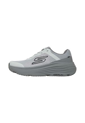 Zapatilla de running Skechers de color gris claro con parte superior de malla, suela gruesa ranurada, logotipo negro "S" y texto "GO RUN" en el lateral de la suela.