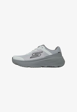 Zapatilla de running Skechers de color gris claro con parte superior de malla, suela gruesa ranurada, logotipo negro "S" y texto "GO RUN" en el lateral de la suela.