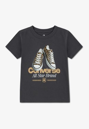 Μαύρο κοντομάνικο T-shirt με γραφικό από παπούτσια Converse με λεοπάρ μοτίβο και το κείμενο "Converse All Star Brand" σε μπεζ και λευκό.
