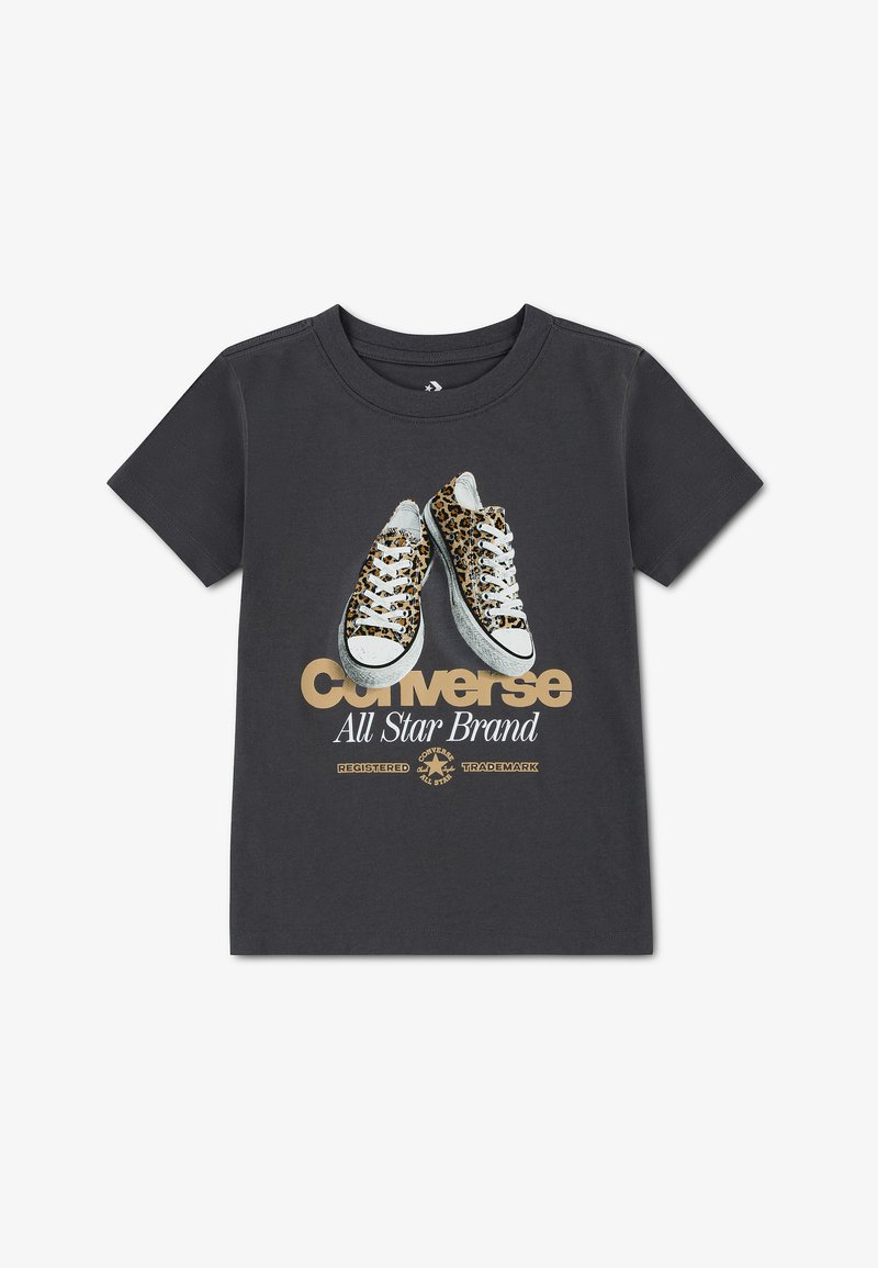 Μαύρο κοντομάνικο T-shirt με γραφικό από παπούτσια Converse με λεοπάρ μοτίβο και το κείμενο "Converse All Star Brand" σε μπεζ και λευκό.