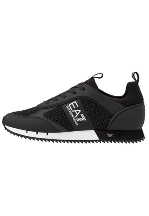 Czarny niski sneaker z cholewką z siateczki i materiału syntetycznego, białą podeszwą, sznurowanym zapięciem oraz logo "EA7 Emporio Armani" na bocznej części.