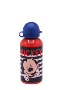 Botella de agua de metal roja con tapón de plástico azul. Presenta un gráfico de Mickey Mouse y un patrón de rayas en blanco y negro.