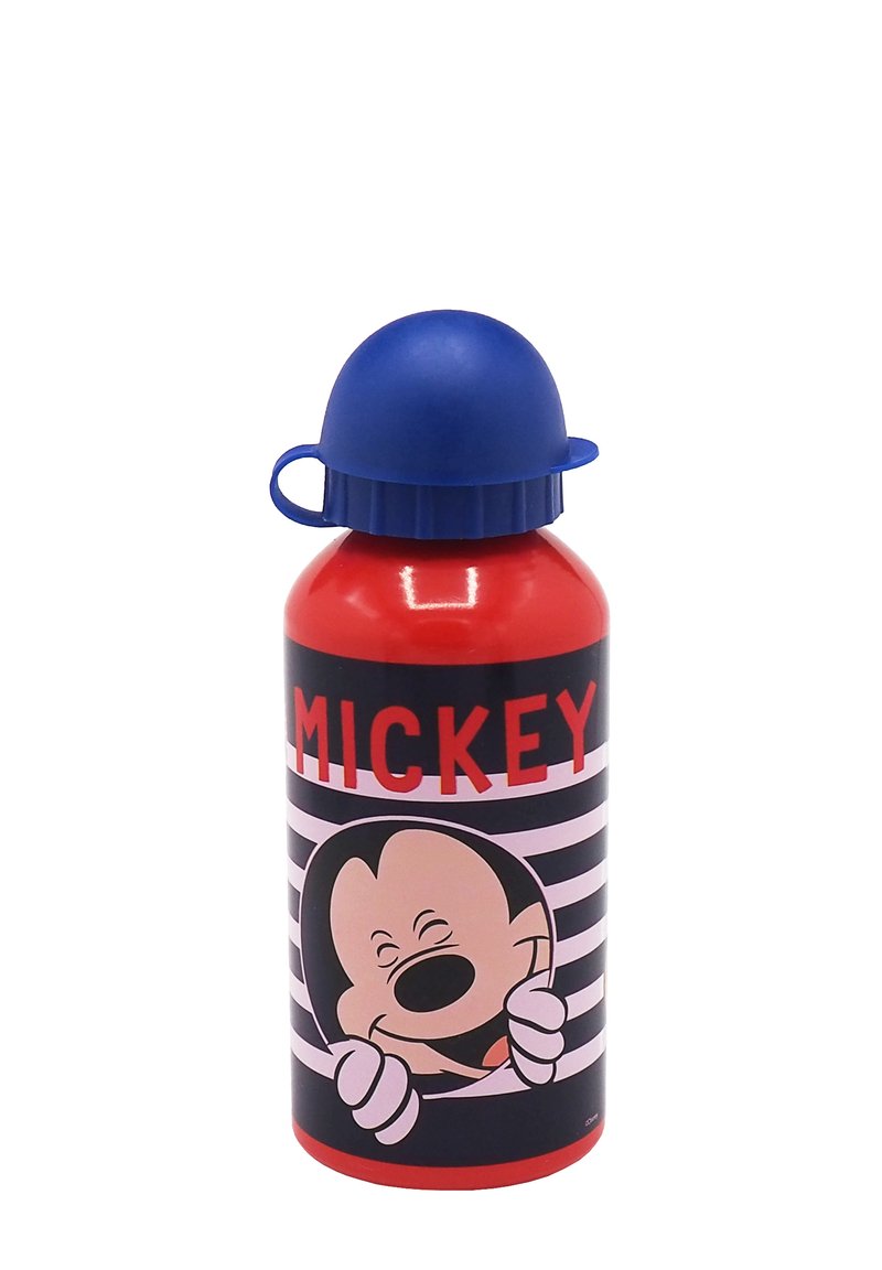 Botella de agua de metal roja con tapón de plástico azul. Presenta un gráfico de Mickey Mouse y un patrón de rayas en blanco y negro.