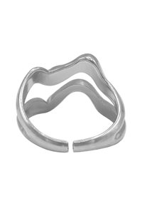 Sølvmetallring med et bølget, åpent design. Overflaten er glatt med en polert finish, som har to sammenvevde sløyfer.
