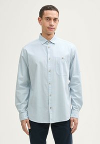 Lichtblauwe langearmige shirt met een button-down kraag, een borstzak en gouden knoppen, gemaakt van gladde stof.
