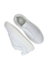 Witte leren sneakers met een gladde afwerking, voorzien van een ronde neus, geperforeerde accenten, platte veters en een gestructureerde rubberen zool.