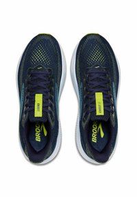 Scarpe da corsa blu navy con tomaia in rete, dettagli riflettenti e un'etichetta gialla. Suola ammortizzata, punta arrotondata e design slanciato.
