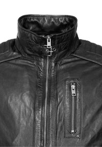 Svart läderjacka med hög krage, med dragkedja framtill och sidofickor, texturerad tyg och horisontella sömmar på axlarna.