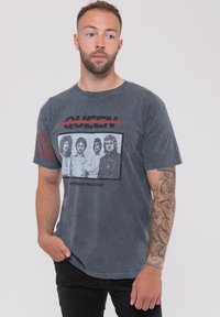 Paradiso Clothing QUEEN BO RHAP PHOTO DIP DYE WASH - Print T-shirt - black