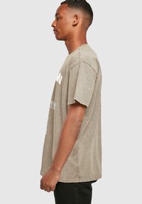 Merchcode COOLEST DAD ACID WASHED HEAVY - T-shirts med print - darkkhaki