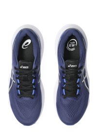 Scarpe sportive in rete blu con lacci neri, suola bianca e dettagli argento. Presentano un collare imbottito e un logo sulla linguetta.