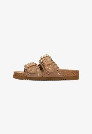 Sandalia tipo slide de ante marrón con dos correas ajustables con hebillas, ojales metálicos, plantilla de corcho y suela de goma, vista lateral.