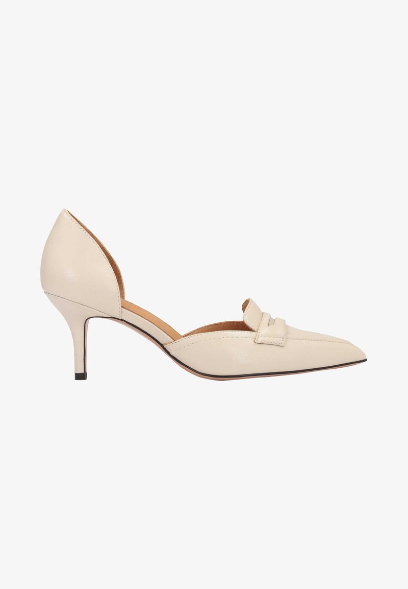 Chaussure à talon haut en cuir beige pour femme, bout pointu, découpe d’Orsay et bride décorative à l’avant.
