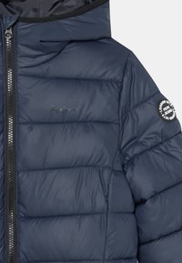 Chaqueta acolchada azul marino con cremallera frontal, capucha, logo de Pepe Jeans en el pecho y distintivo redondo de Pepe Jeans en la parte superior de la manga.