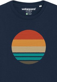 Dunkelblaues Baumwoll-T-Shirt mit einem kreisförmigen Grafikdesign, das horizontale Streifen in Orange, Gelb, Creme, Blaugrün und Braun zeigt. Markenetikett sichtbar.