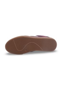Semelle en caoutchouc avec un motif ondulé et texturé. Tige en matériau violet foncé avec des accents blancs. Design léger et flexible.