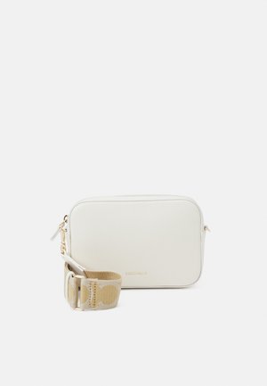 Sac bandoulière rectangulaire en cuir blanc avec fermeture éclair dorée et bandoulière en tissu beige réglable avec motif circulaire.
