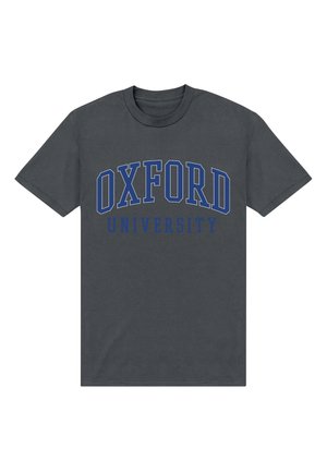 Ciemnoszara koszulka z krótkim rękawem z "OXFORD" dużymi niebieskimi literami i "UNIVERSITY" mniejszymi niebieskimi literami poniżej z przodu.