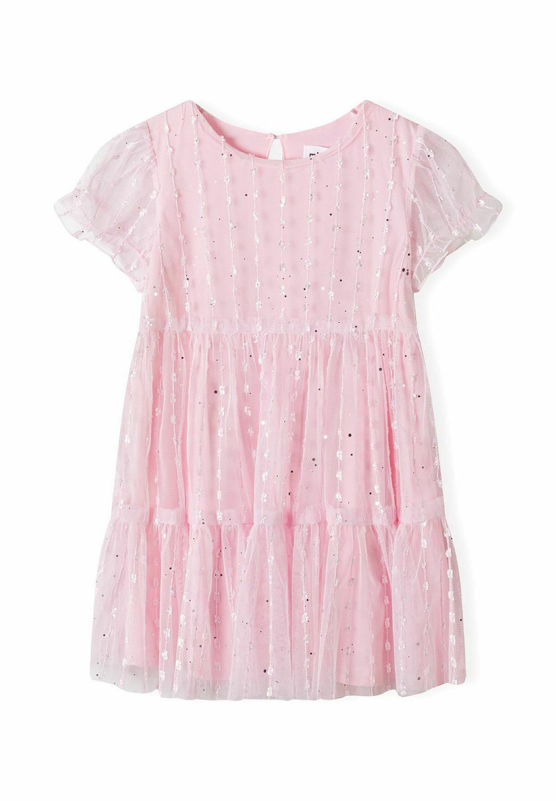 Robe rose avec de courtes manches bouffantes, jupe à volants superposés et motif de pois argentés scintillants. La texture de l'overlay transparent donne une apparence légère et aérienne.