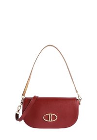Borsa a tracolla in pelle rossa dalla forma curva. Presenta un logo ovale color oro e una tracolla regolabile color cuoio. Texture liscia con bordi cuciti.