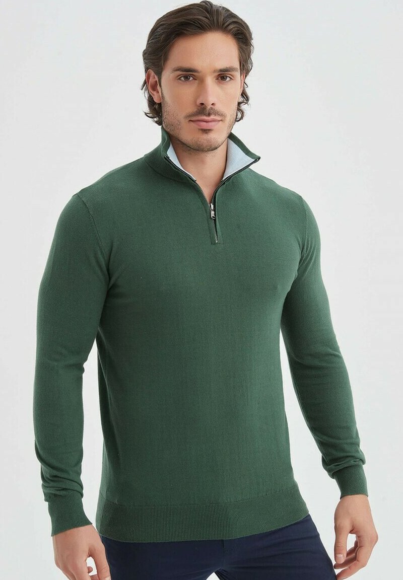 Pull à col zippé vert, à manches longues, avec des poignets et un ourlet côtelés, fabriqué en tissu tricoté lisse. Présente un col intérieur de couleur bleu clair en contraste.
