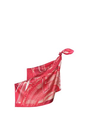 Foulard en soie rouge à motifs, plié avec un nœud dans un coin, présentant des motifs complexes et le mot « Paris » sur un bord.
