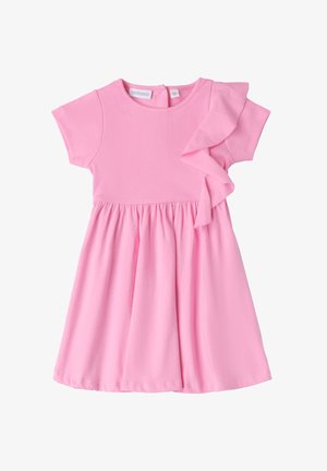 Abito rosa realizzato in tessuto a costine, con maniche corte, un dettaglio arricciato sulla spalla e una gonna arricciata. Chiusura sul retro con bottoni.