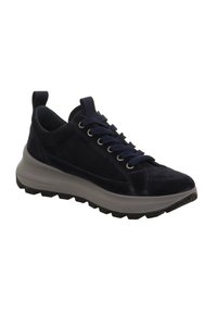 Sneaker in suede blu navy con suola grigia spessa, lacci blu navy, linguetta e tacchetta sul tallone, e battistrada robusto in nero.