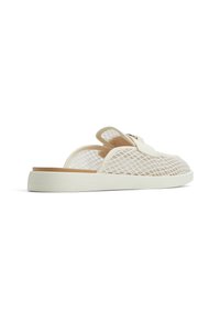 Avoin varvas slip-on -kengät, jotka on valmistettu verkkomateriaalista. Kenkä on valkoisen värinen, siinä on textured-lattice-kuvio ja vaaleanruskea pohja.